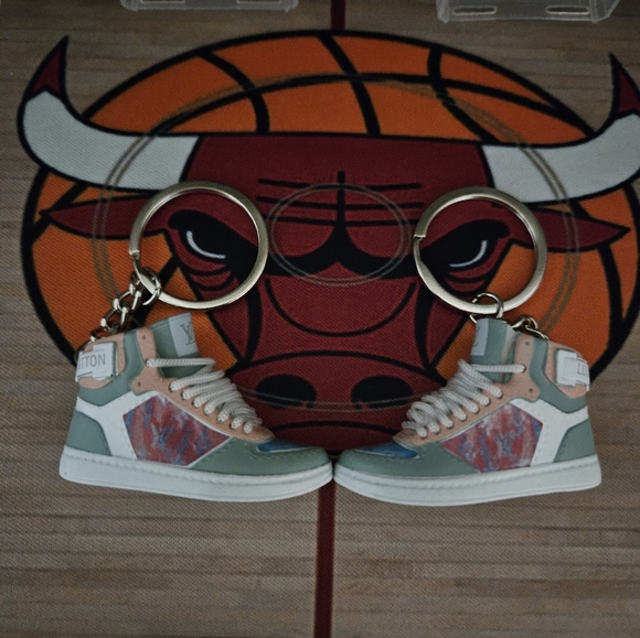 Fashion pair of mini sneakers keychain. - Picture 5 of 8